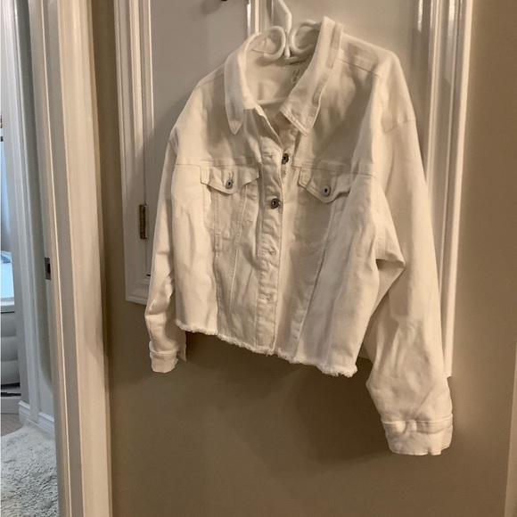 White Stretch Denim Jacket with Raw Edge bottom hem .Addition Elle - Picture 1 of 5